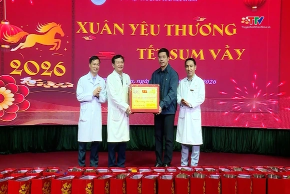 Phó Bí thư Thường trực Tỉnh ủy Nguyễn Hồng Phong thăm và tặng quà tại Bệnh viện Ung Bướu Thanh Hóa