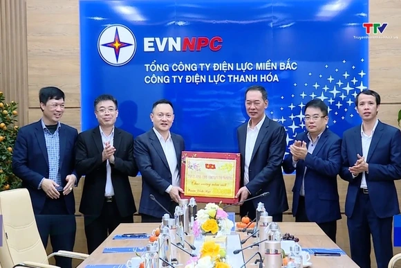 Phó Bí thư Tỉnh ủy Trịnh Tuấn Sinh chúc Tết Công ty Điện lực Thanh Hóa