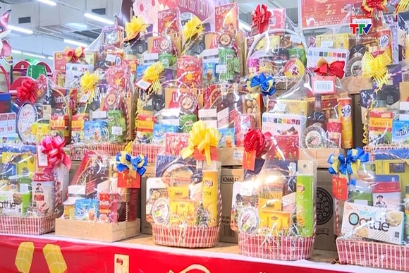 Nhộn nhịp thị trường mua sắm Tết Bính Ngọ