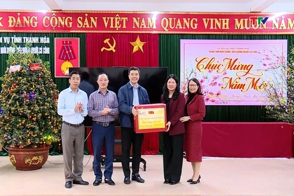 Phó Bí thư Thường trực Tỉnh ủy Nguyễn Hồng Phong thăm, chúc Tết một số đơn vị