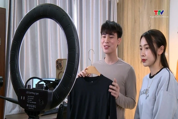 63% người tiêu dùng Việt Nam sắm Tết qua sàn thương mại điện tử