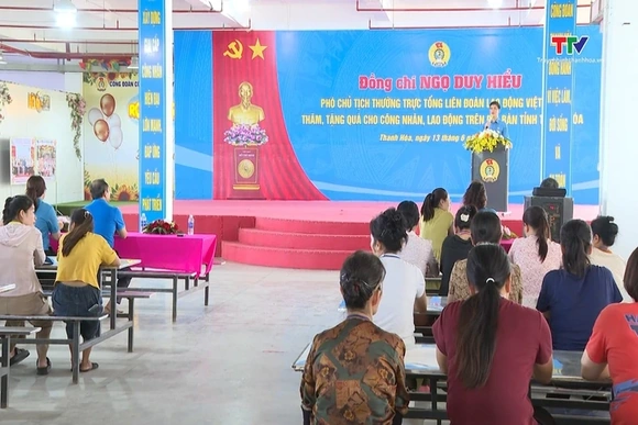 Tặng quà đoàn viên, người lao động khó khăn tại Thanh Hóa