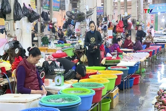 Hàng hóa dồi dào, giá cả ổn định những ngày đầu năm mới