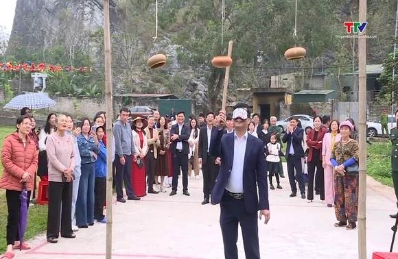 Vui Tết làng cổ với trò chơi dân gian