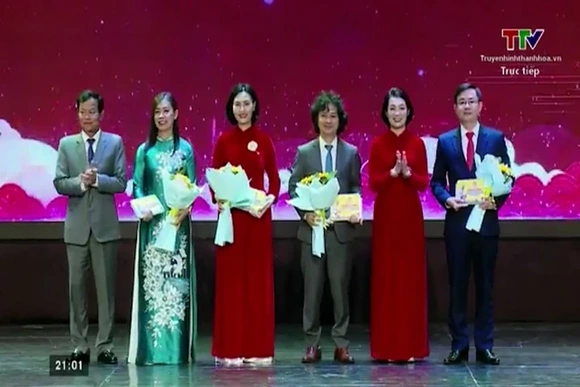 Trao thưởng Quỹ Khuyến học – Khuyến tài xứ Thanh cho 04 Phó Giáo sư tiêu biểu