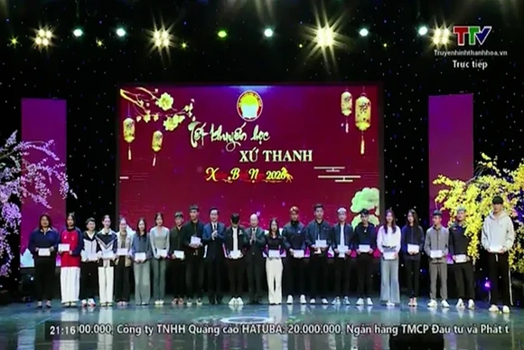 Trao phần thưởng từ Quỹ Khuyến học - Khuyến tài Lê Khả Phiêu cho các vận động viên, sinh viên