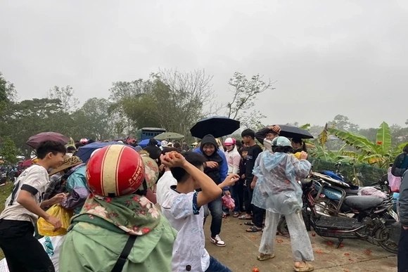 Rộn ràng chợ Chuộng cầu may đầu năm