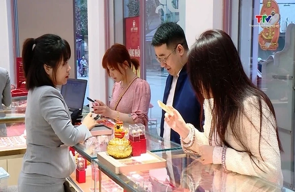 Nhộn nhịp khách hàng mua vàng cầu may ngày vía Thần Tài