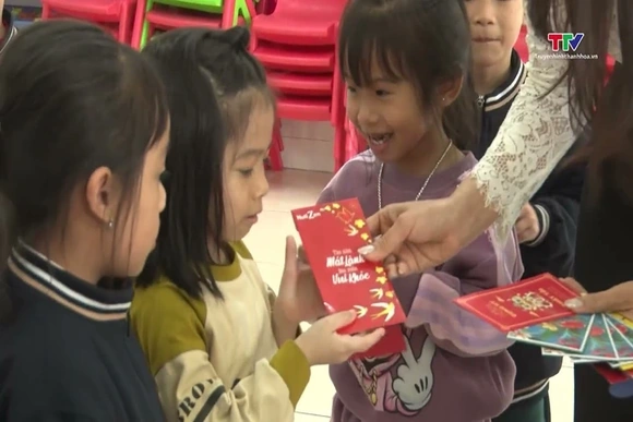 Học sinh hứng khởi trở lại trường sau kỳ nghỉ Tết