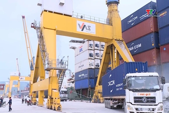 Nhộn nhịp sản xuất đầu năm trên các cầu cảng Nghi Sơn