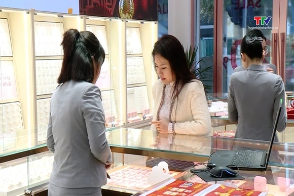 Nhộn nhịp khách hàng mua vàng cầu may ngày vía Thần Tài