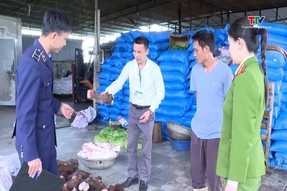 Phát hiện, thu giữ gần 6 tấn thực phẩm không rõ nguồn gốc