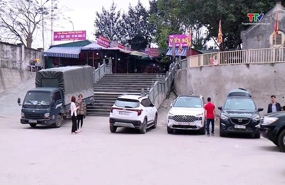 Phát sinh nhiều điểm giữ xe không phép tại Đền Cô Chín