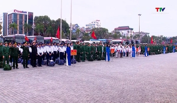Sôi nổi lễ giao nhận quân