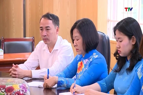 Phụ nữ gửi trọn niềm tin qua lá phiếu