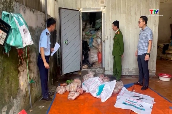 Thu giữ 4 tấn thực phẩm “bẩn”, chuyên phục vụ quán nhậu vỉa hè