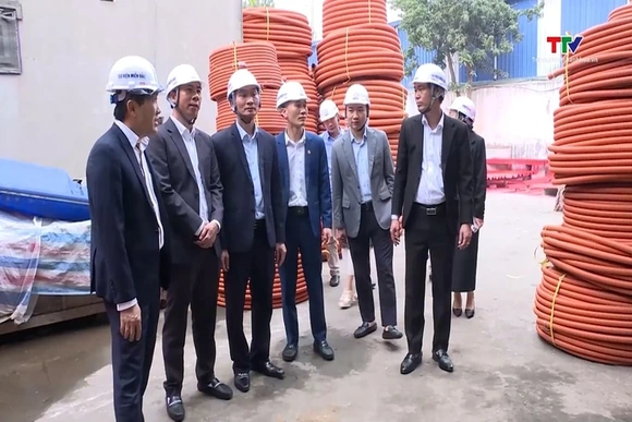 Hội Doanh nhân trẻ thăm hội viên doanh nghiệp và kỷ niệm 8/3
