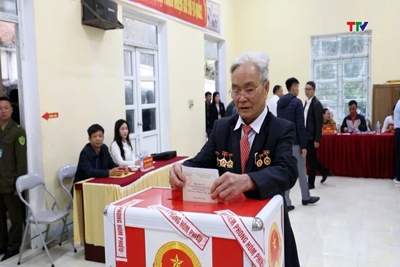 Cử tri xã Trung Lý phấn khởi tham gia ngày hội non sông