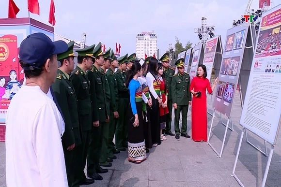Triển lãm tranh cổ động và ảnh tư liệu chào mừng bầu cử