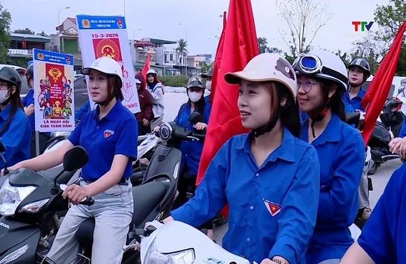 Tuổi trẻ phường Hạc Thành tuyên truyền lưu động về bầu cử