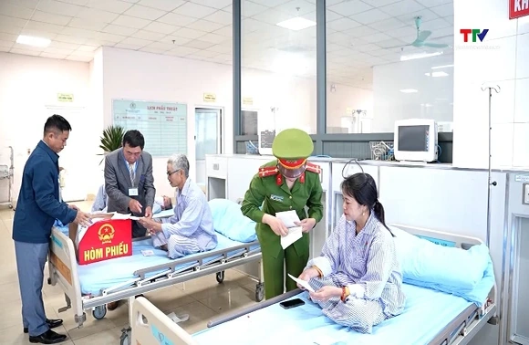 Tổ bầu cử mang hòm phiếu phụ đến cử tri điều trị tại Bệnh viện Ung Bướu