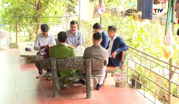 Người mang thông tin bầu cử đến từng bản làng
