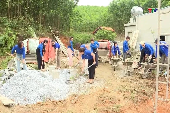 Tuổi trẻ góp sức làm đẹp mùa xuân