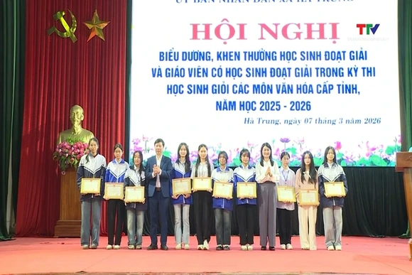 Xã Hà Trung tuyên dương, khen thưởng giáo viên, học sinh đạt thành tích cao trong các kỳ thi học sin