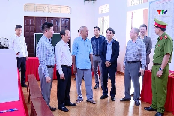 Phó Chủ tịch Thường trực HĐND tỉnh Lê Tiến Lam kiểm tra công tác chuẩn bị bầu cử