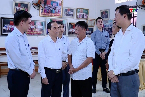 Phó chủ tịch Thường trực HĐND tỉnh Lê Tiến Lam 
kiểm tra công tác chuẩn bị bầu cử