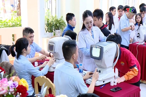 Gần 1.600 học sinh được khám mắt miễn phí