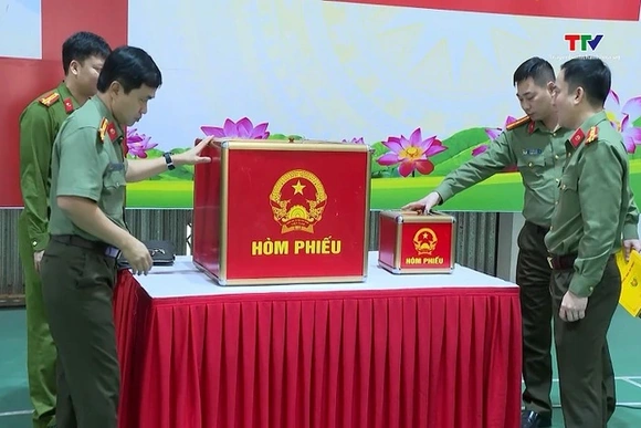 Hoàn tất công tác chuẩn bị bầu cử tại điểm bỏ phiếu số 13, phường Hạc Thành