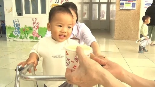 Những suất cháo nóng hổi miễn phí - Nơi yêu thương dừng chân