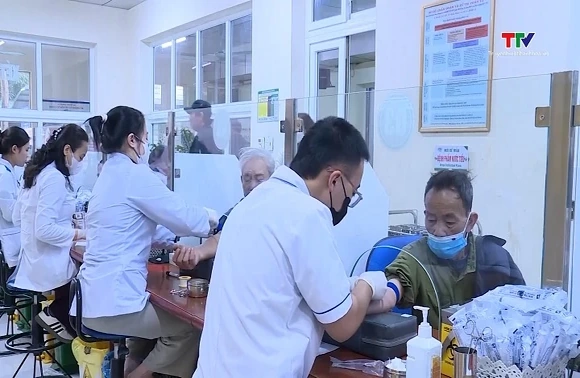 Đề xuất từ 2026 khám sức khỏe định kỳ miễn phí cho người cao tuổi, hộ nghèo