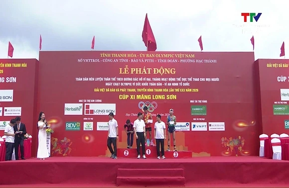 Vinh danh các vận động viên giành giải nội dung 5000m tại Giải việt dã Báo và PTTH Thanh Hóa
