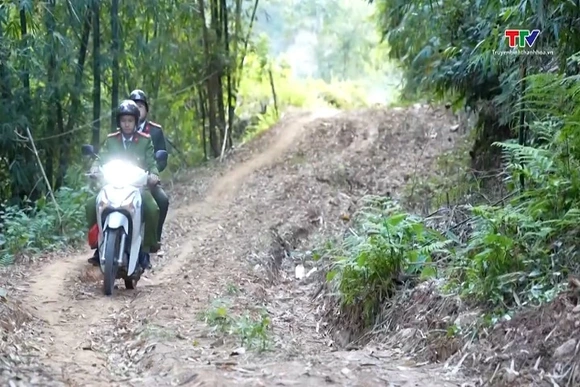 NGƯỜI Ở BẢN