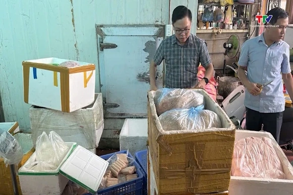 Phát hiện gần 1 tấn thực phẩm không rõ nguồn gốc tại Sầm Sơn
