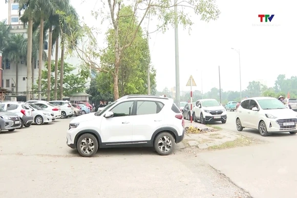 Thiếu bãi trông giữ xe, nhiều ô tô đậu đỗ trên đường Nguyễn Chí Thanh