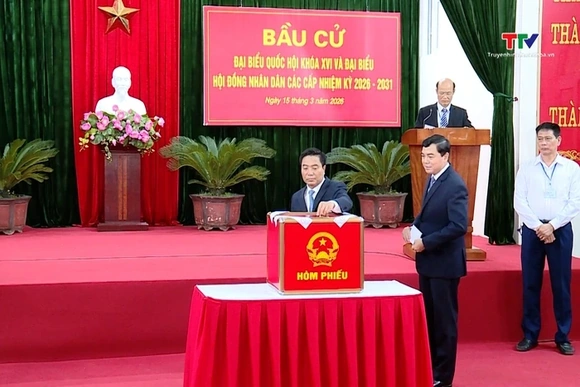 Bí thư Tỉnh ủy Nguyễn Doãn Anh và các đồng chí Phó Bí thư Tỉnh ủy dự lễ khai mạc, bỏ phiếu tại Nhà v