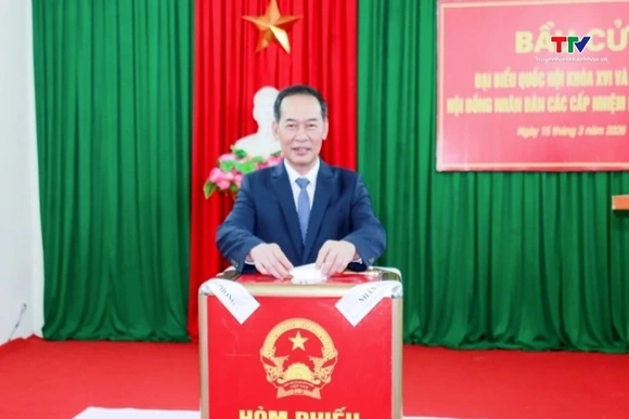 Phó Bí thư Tỉnh ủy, Chủ tịch Ủy ban Mặt trận Tổ quốc tỉnh Trịnh Tuấn Sinh bầu cử tại Nhà văn hóa Tổ 
