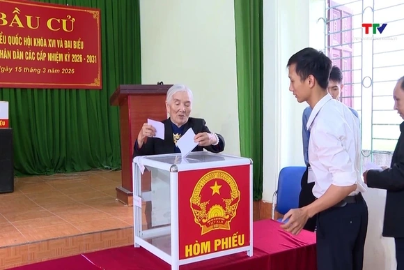Cử tri xã Tân Ninh tham gia bầu cử