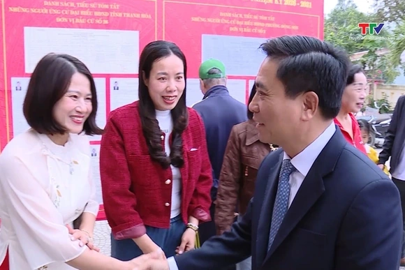 Bí thư Tỉnh ủy Nguyễn Doãn Anh kiểm tra công tác bầu cử tại các phường: Hạc Thành, Đông Sơn và xã Ho