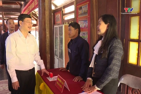 Phó Chủ tịch Thường trực UBND tỉnh Mai Xuân Liêm 
kiểm tra công tác bầu cử
