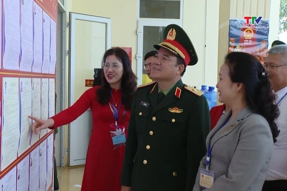 Thiếu tướng Vũ Văn Tùng kiểm tra bầu cử tại xã Như Thanh và Yên Thọ