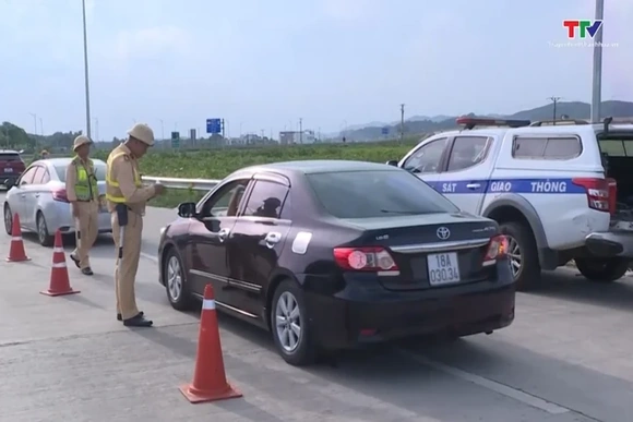 Cảnh sát giao thông tăng cường kiểm tra, xử lý vi phạm trên cao tốc