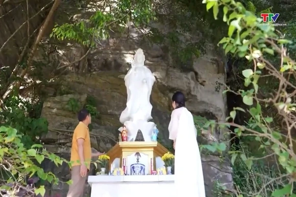 Độc đáo ngôi chùa trong hang đá