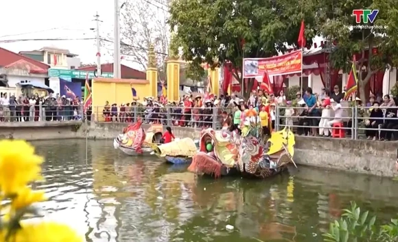 Hội làng mở giữa mùa xuân