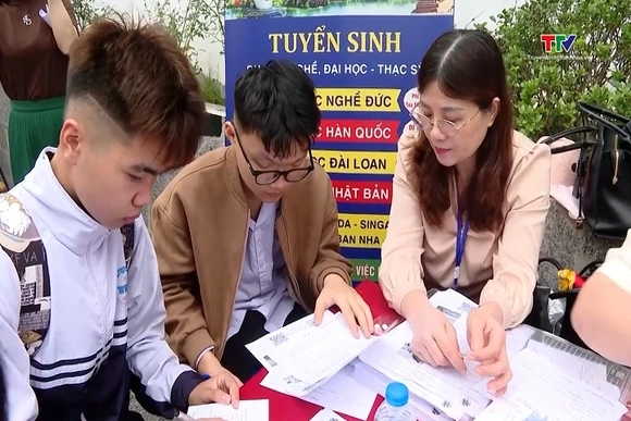Gần 1.000 người tham gia sàn giao dịch việc làm