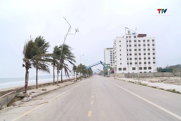 Khẩn trương khắc phục sạt lở bờ kè biển Hải Tiến
