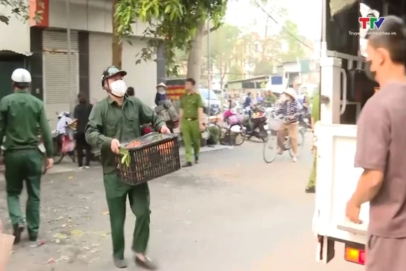 Ra quân giải toả chợ cóc phố Nam, phường Hạc Thành